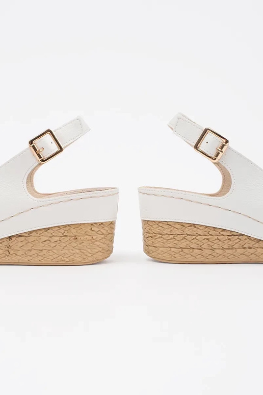 Sandales blanches à petit talon...