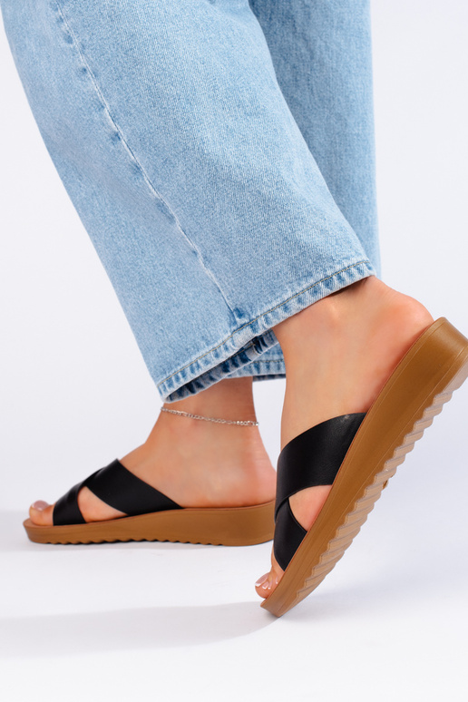 schwarze Hausschuhe mit Plateau