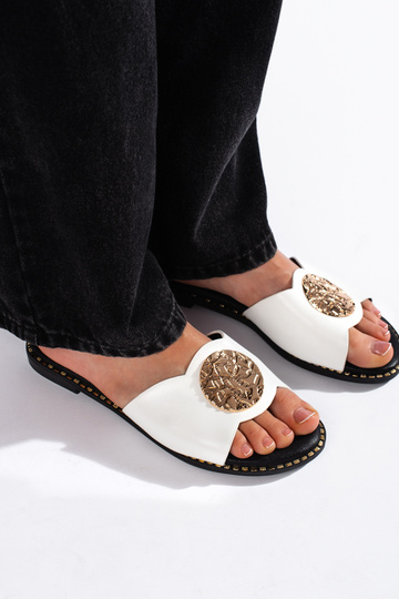 Chaussons blancs de style... 2