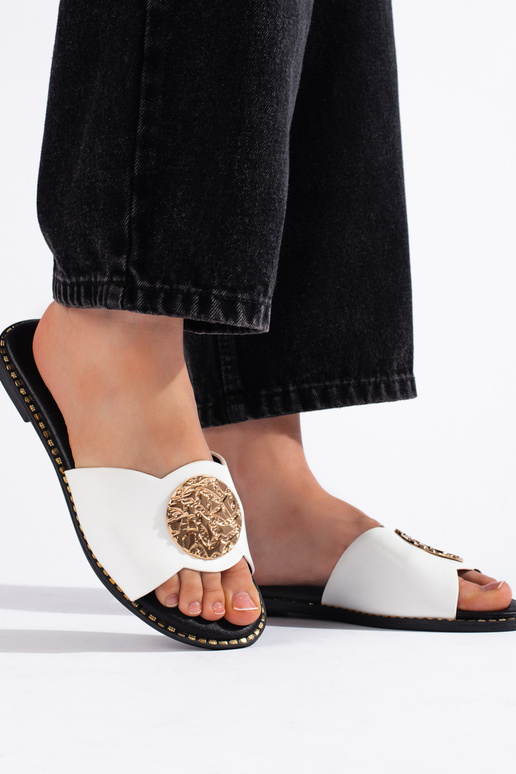 Witte pantoffels in elegante stijl Witte pantoffels in elegante stijl