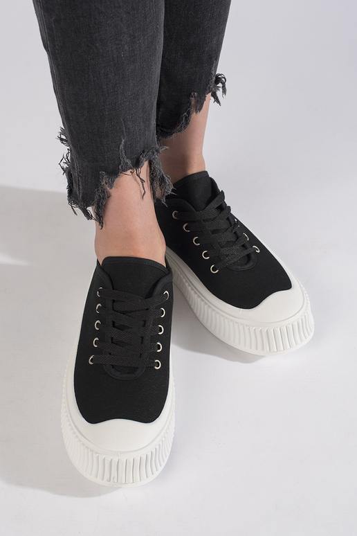 Zwarte dames schoenen met veters en... Zwarte dames schoenen met veters en...