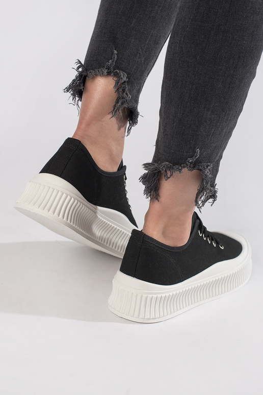 Zwarte dames schoenen met veters en... Zwarte dames schoenen met veters en...