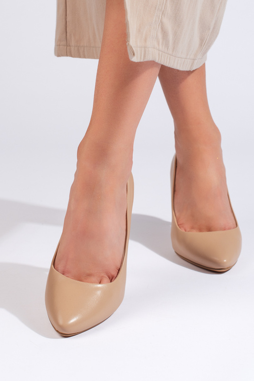 Beige High Heels mit dünnem Absatz...