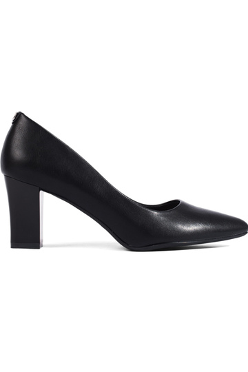 talons hauts noirs sur le...