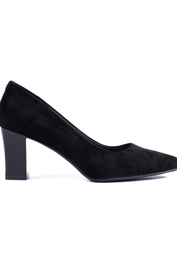 talons hauts noirs sur le...