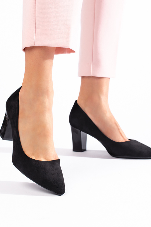 schwarze High Heels mit Absatz von... schwarze High Heels mit Absatz von...