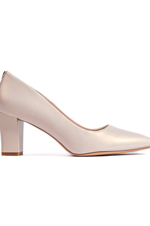 Elegante stijl beige hoge hakken op... Elegante stijl beige hoge hakken op...