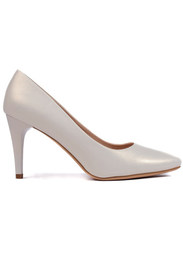 talons hauts blancs avec un...