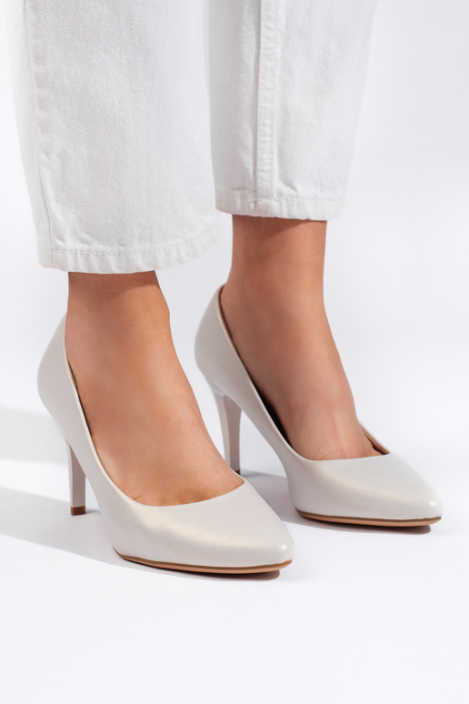 talons hauts blancs avec un talon fin... talons hauts blancs avec un talon fin...