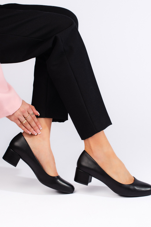 Talons hauts noirs de style élégant... Talons hauts noirs de style élégant...
