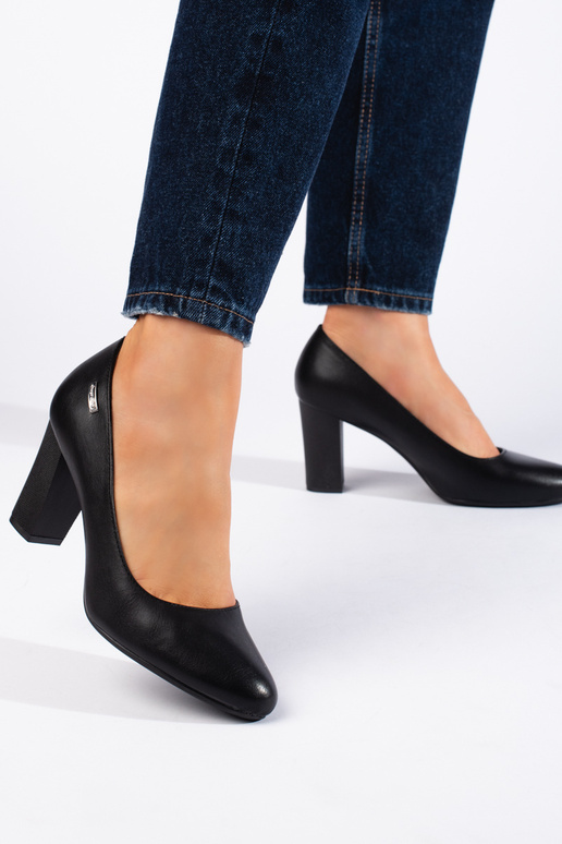 talons hauts noirs sur le talon par...