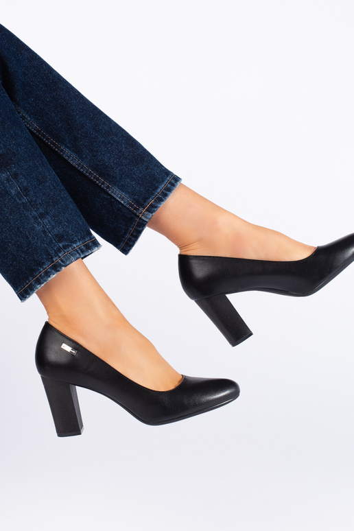 talons hauts noirs sur le talon par...