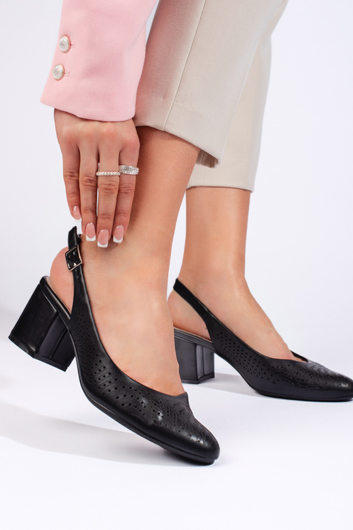 avec éléments ajourés, talons hauts... avec éléments ajourés, talons hauts...