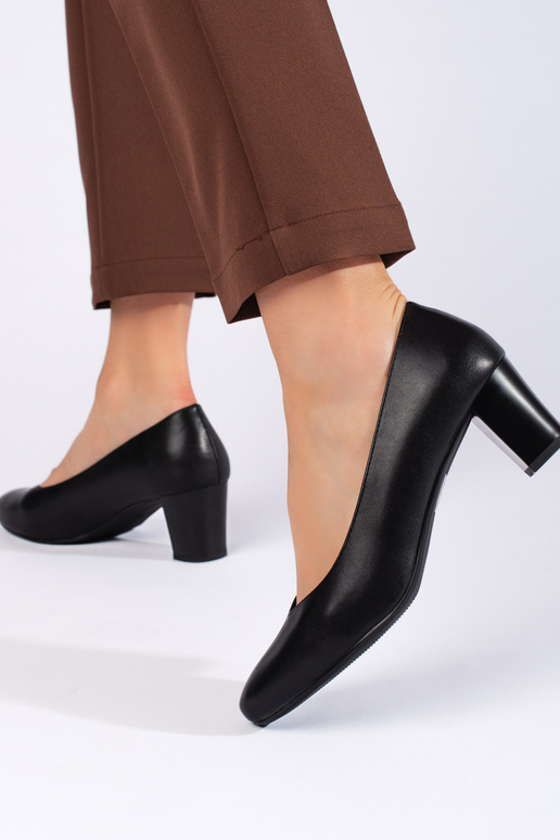 Schwarze High Heels im eleganten Stil Schwarze High Heels im eleganten Stil