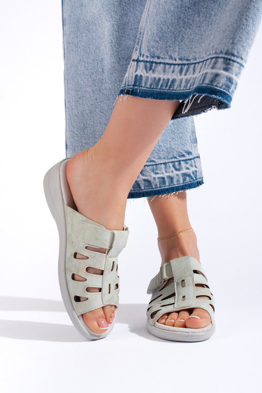 Les chaussons sont de couleur grise Les chaussons sont de couleur grise