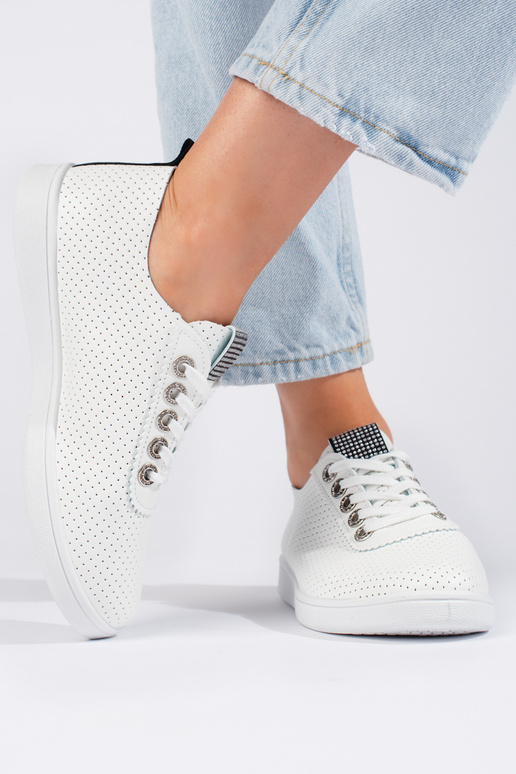 met opengewerkte elementen, witte... met opengewerkte elementen, witte...