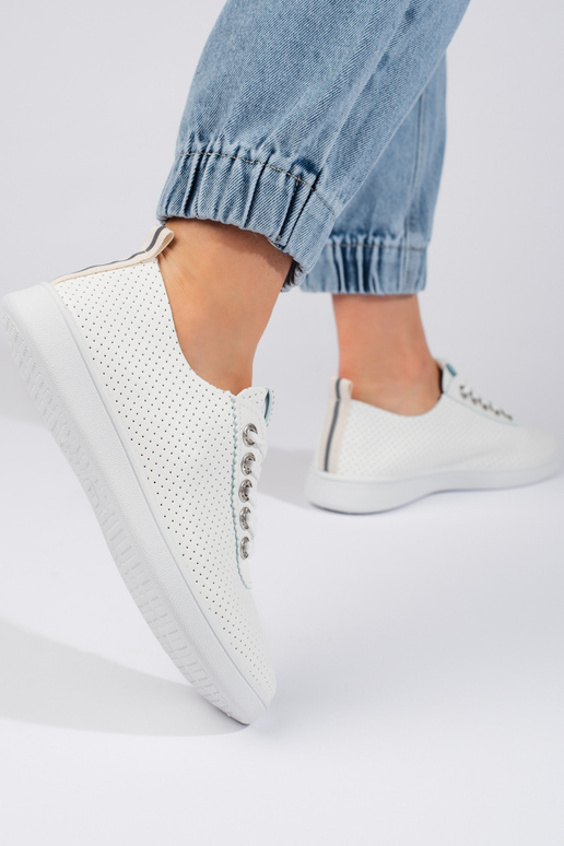 met opengewerkte elementen, witte... met opengewerkte elementen, witte...