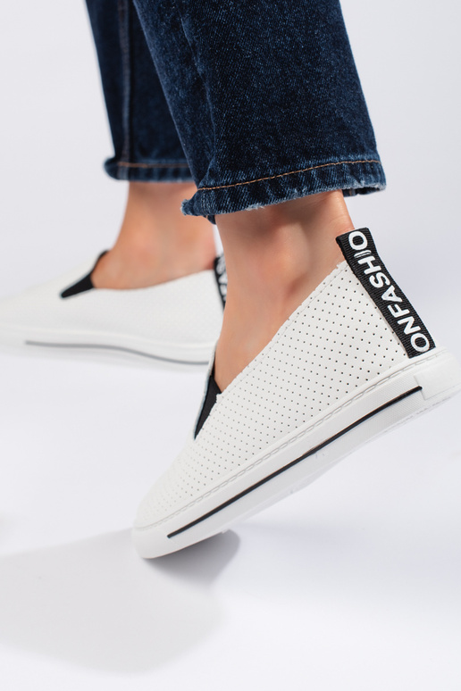 mit durchbrochenen Elementen, weiße...