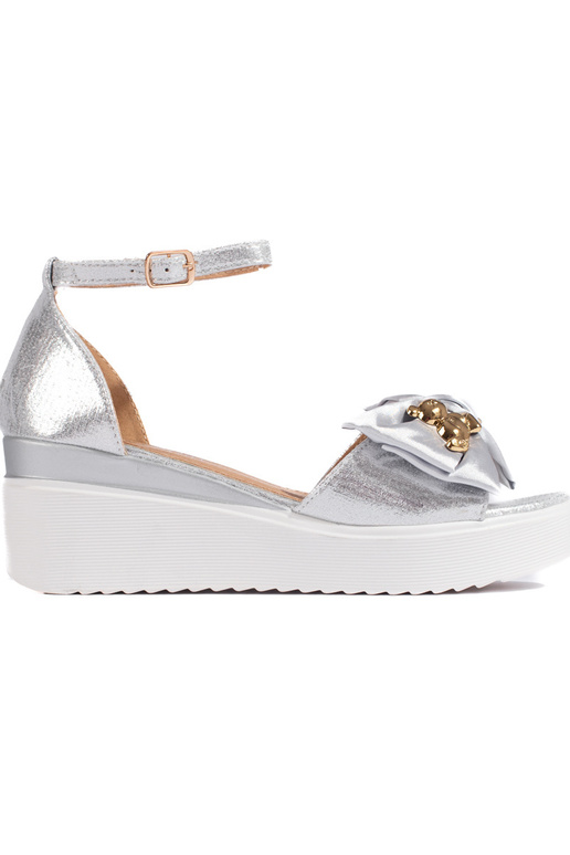 silberfarbene Sandalen mit Schnalle