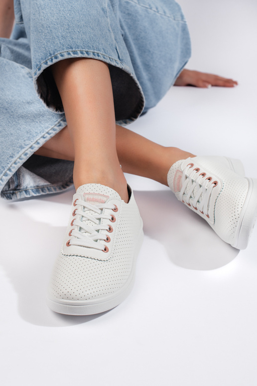 de schoenen zijn wit