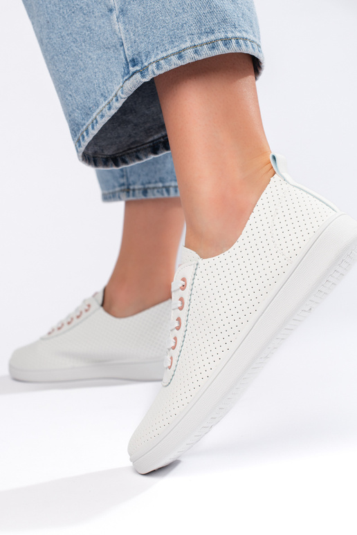 les chaussures sont blanches