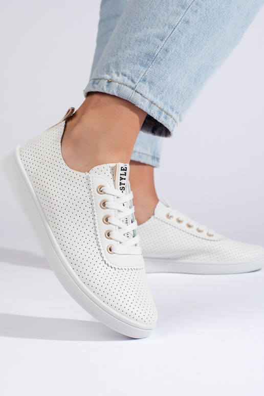 mit durchbrochenen Elementen, weiße...