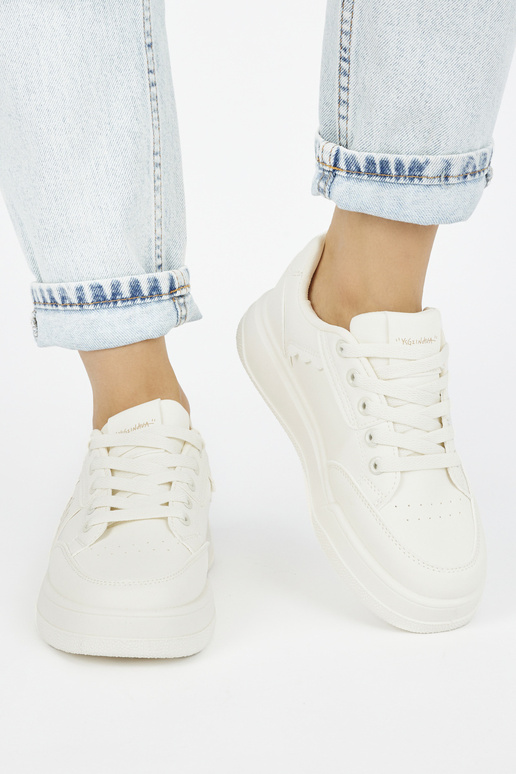 Chaussures modèle baskets beiges Chaussures modèle baskets beiges