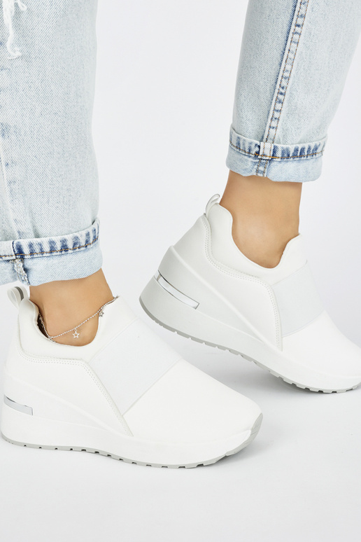 Chaussures modèle baskets blanches... Chaussures modèle baskets blanches...