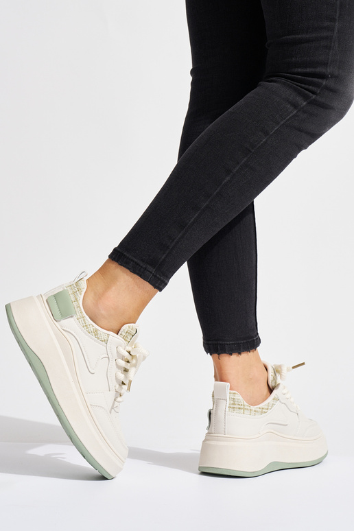 Chaussures modèle Sneakers noires... Chaussures modèle Sneakers noires...