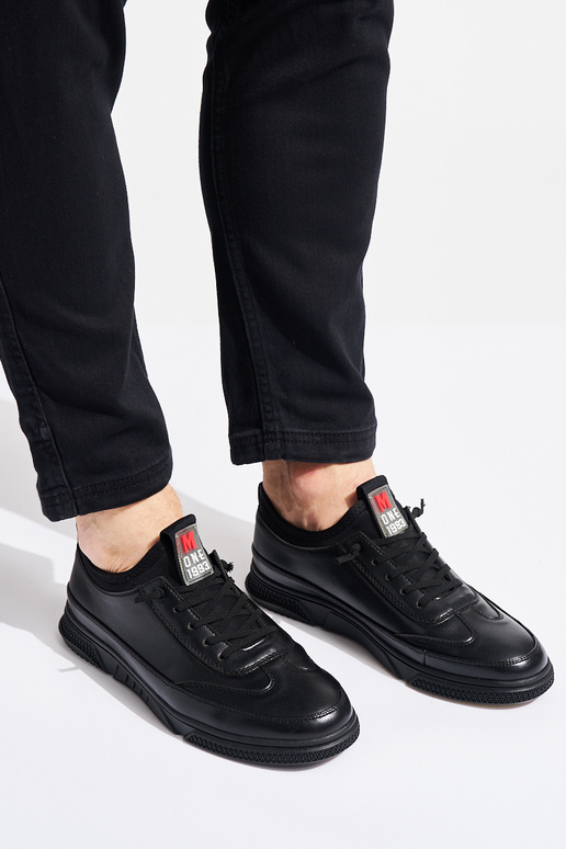 zwarte kleur herensportschoenen...