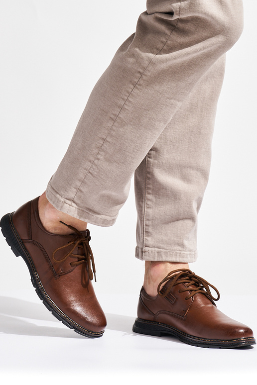 les chaussures des hommes sont attachées