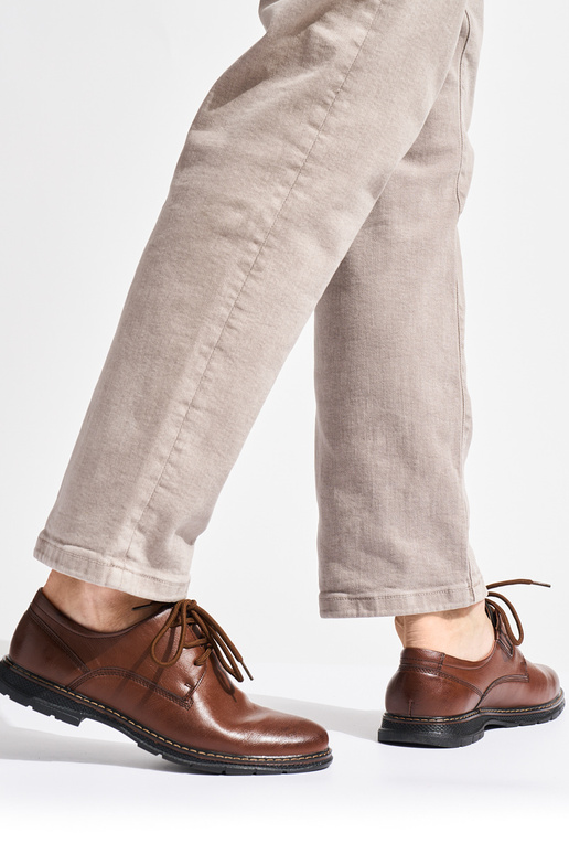 Herrenschuhe sind gebunden