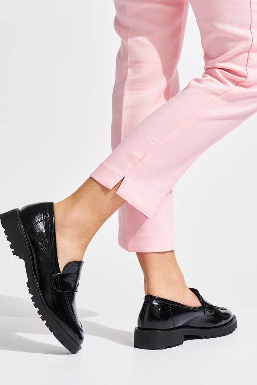 Mokassins mit Lackeffekt in schwarzer... Mokassins mit Lackeffekt in schwarzer...