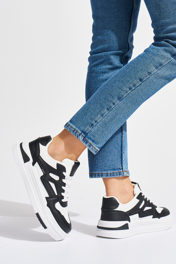 Chaussures modèle Sneakers... 2