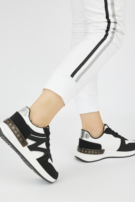 Schwarze bequeme Sneakers-Modellschuhe Schwarze bequeme Sneakers-Modellschuhe