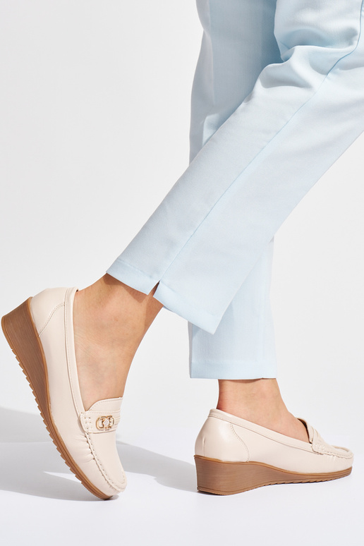 Beige Damenmokassins mit Schnallen Beige Damenmokassins mit Schnallen