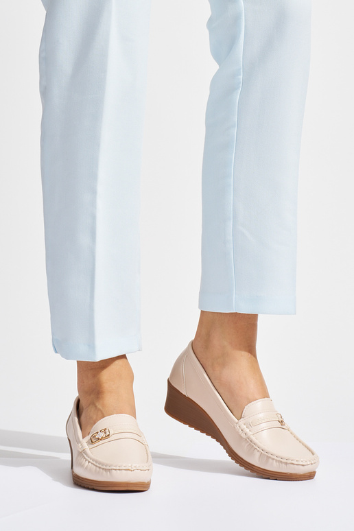 Beige Damenmokassins mit Schnallen Beige Damenmokassins mit Schnallen