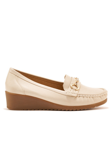 Beige Damenmokassins auf...