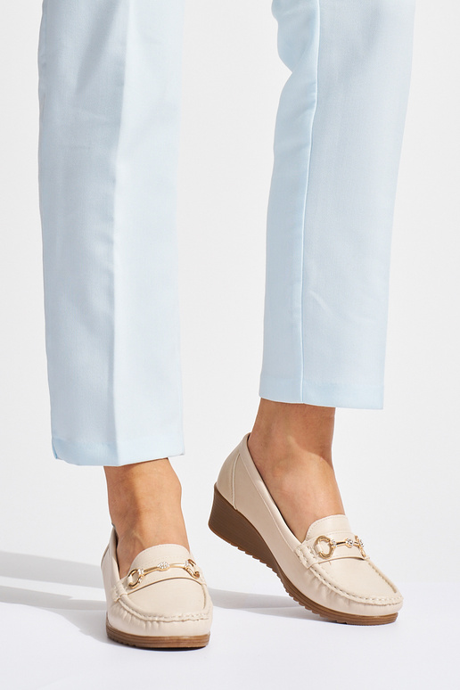 mocassins femme beiges sur coin avec...