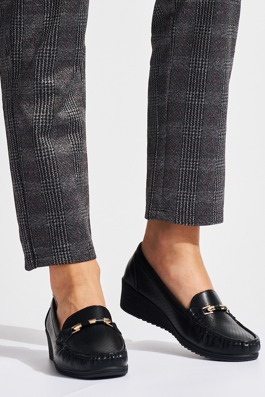 zwarte opengewerkte mocassins op een...