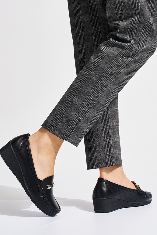 schwarze durchbrochene Mokassins auf...