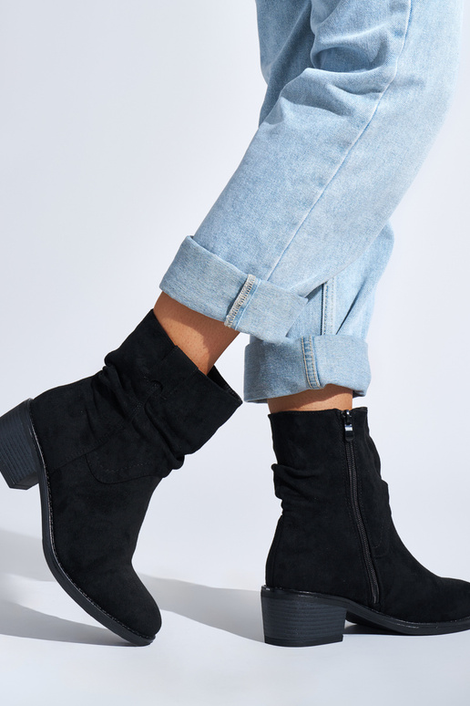 Schwarze Stiefel im Cowboy-Stil Schwarze Stiefel im Cowboy-Stil