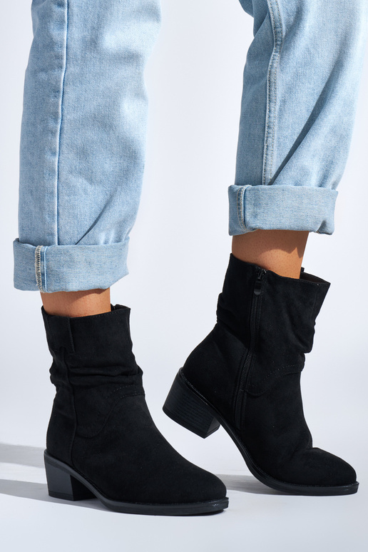 Schwarze Stiefel im Cowboy-Stil Schwarze Stiefel im Cowboy-Stil