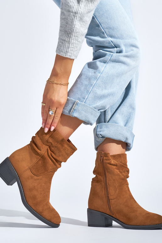 Braune Stiefel im Cowboy-Stil Braune Stiefel im Cowboy-Stil