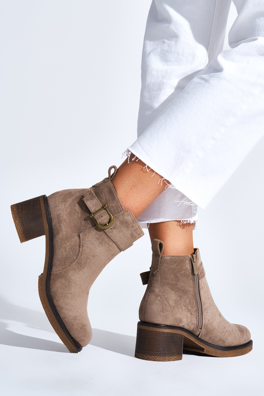 Beige Schuhe aus Wildleder mit Absatz Beige Schuhe aus Wildleder mit Absatz