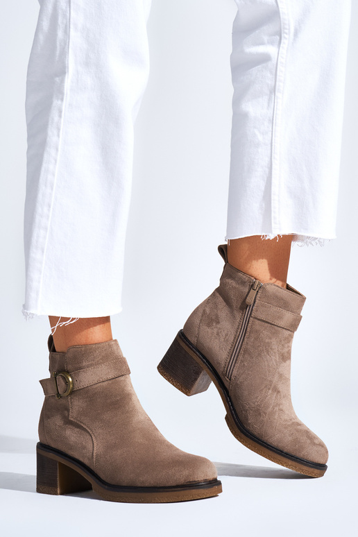 Beige Schuhe aus Wildleder mit Absatz Beige Schuhe aus Wildleder mit Absatz