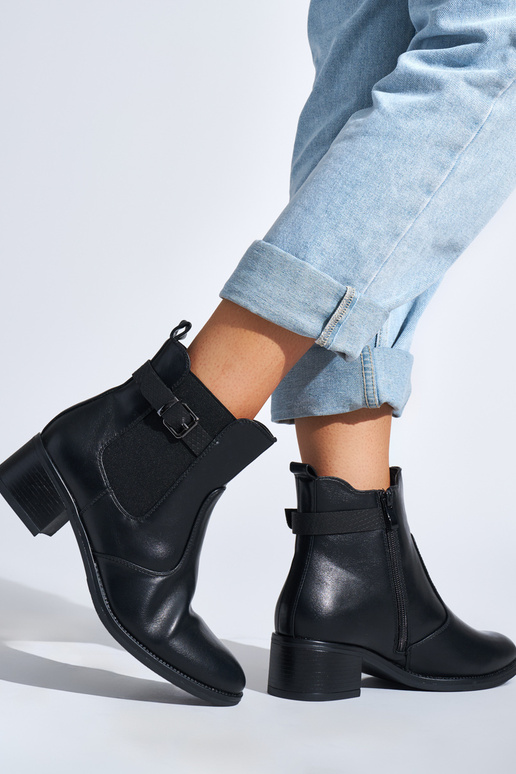 schwarze Damenschuhe auf einem... schwarze Damenschuhe auf einem...