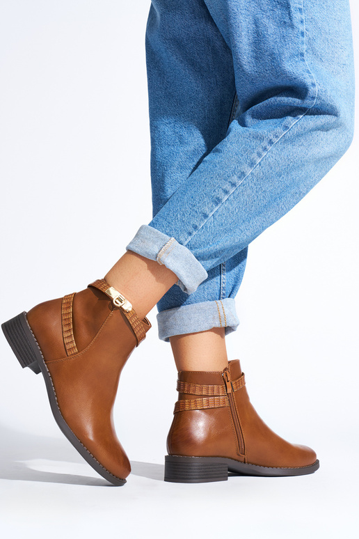 chaussures pour femmes marron sur un... chaussures pour femmes marron sur un...