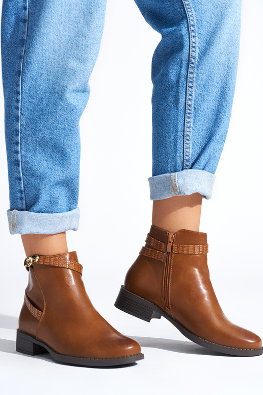 chaussures pour femmes marron sur un... chaussures pour femmes marron sur un...