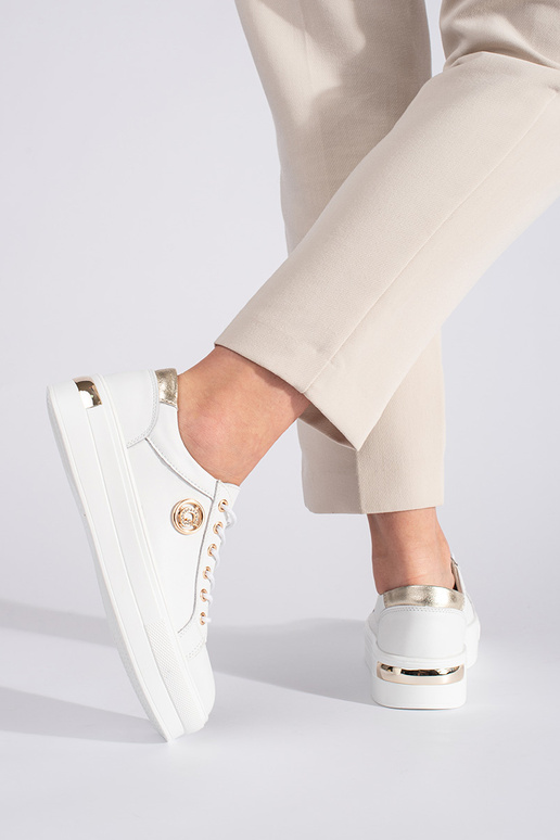 Initte kleur leer Sneakers op een...